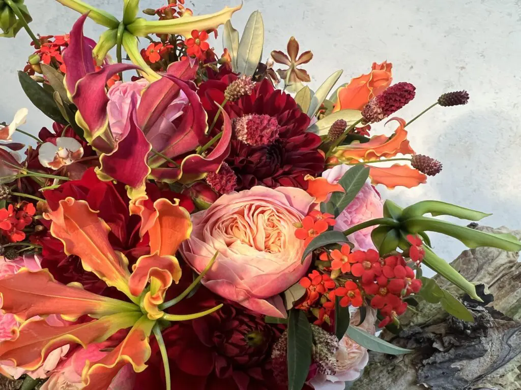 Bruidsboeket met rode bloemen