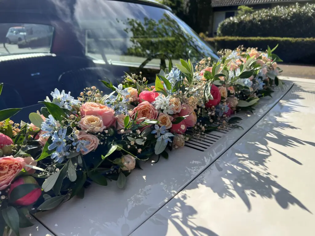 Boeket voor de bruidsauto